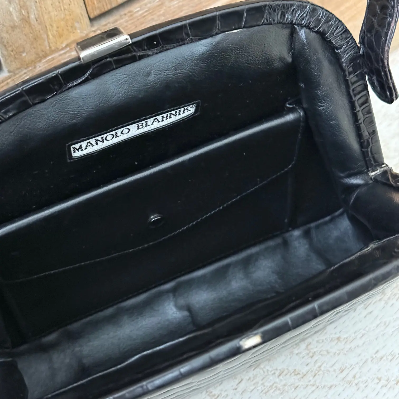 MANOLO BLAHNIK 黒 ハンドバッグ 小銭入れ付き Manolo Blahnik Black Crocodile Top Handle bag at Jill's
