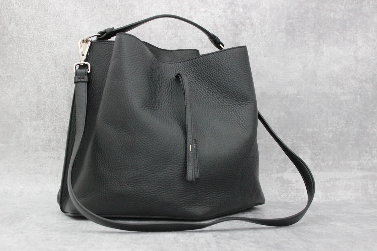 【国内正規品✨】Maison Margiela LARGE BUCKET BAG MAISON MARGIELA Leather and rattan bucket bag | THE OUTNET